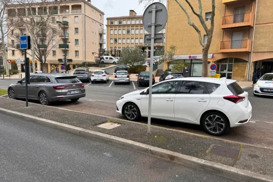 voiture taxi à disposition dans les rues de salon de provence